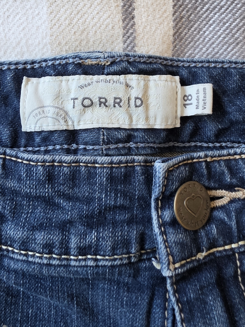 torrid Blue Denim Studded Cuffed Jean Shorts - Picture 2 of 3